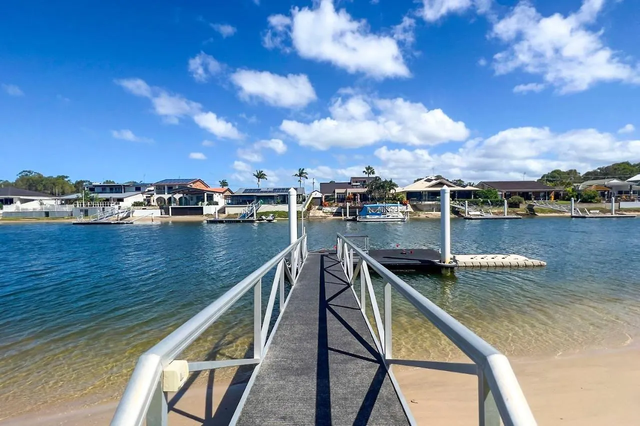 4 Bedroom With Large Water Frontage And Pool, Reverse Air Conditioning Maroochydore Holiday home