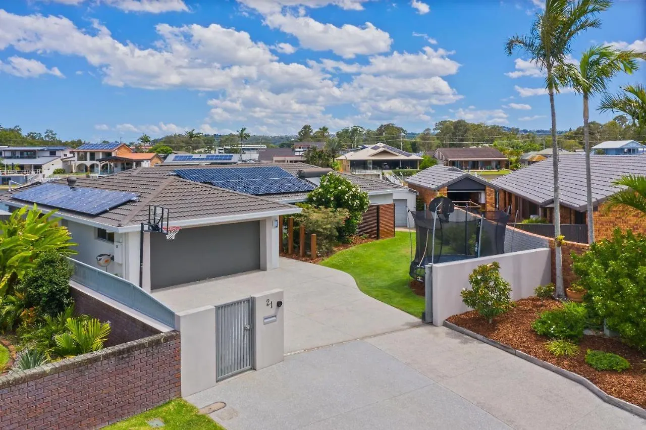 4 Bedroom With Large Water Frontage And Pool, Reverse Air Conditioning Maroochydore Holiday home