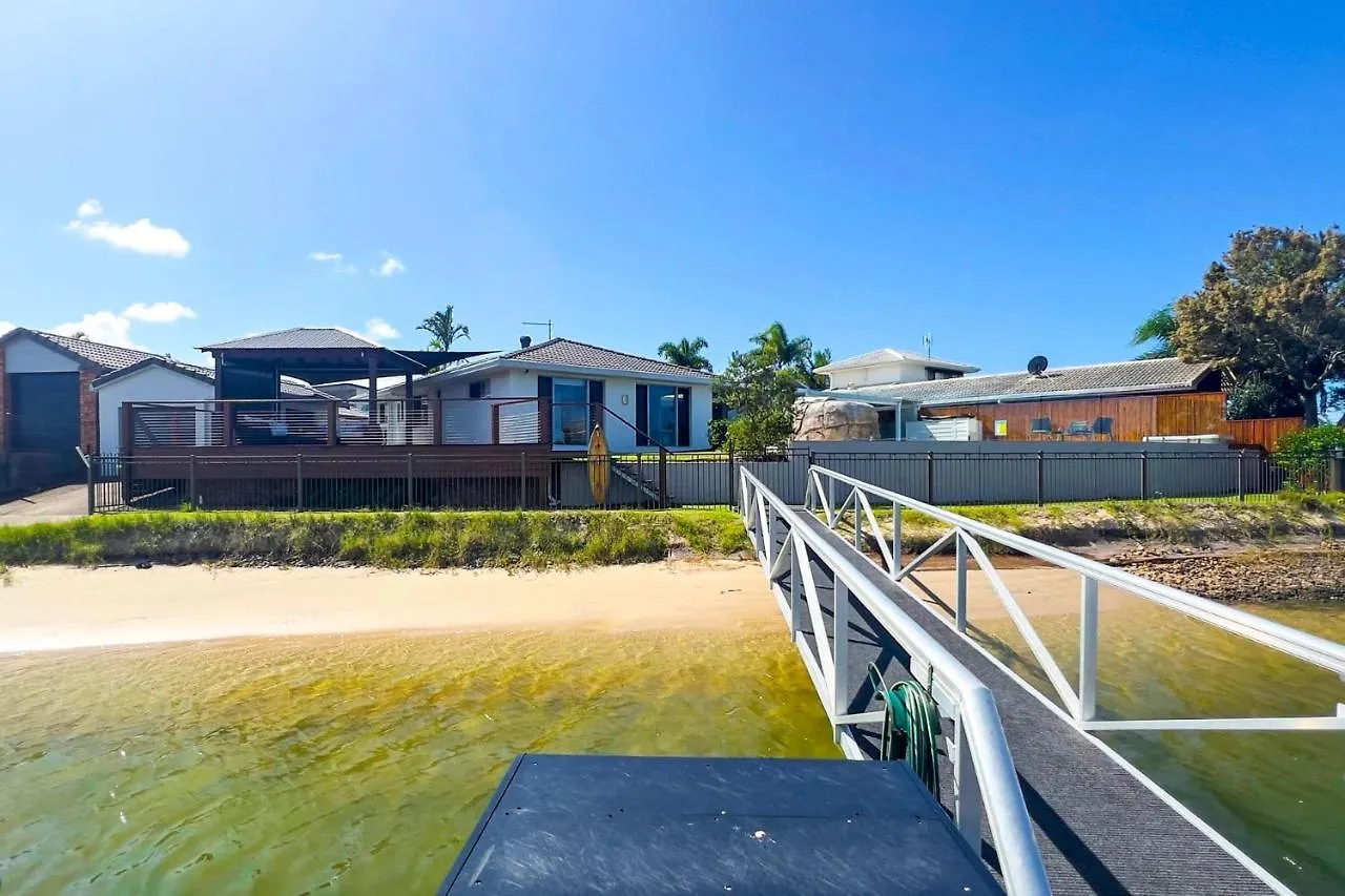 4 Bedroom With Large Water Frontage And Pool, Reverse Air Conditioning Maroochydore Holiday home