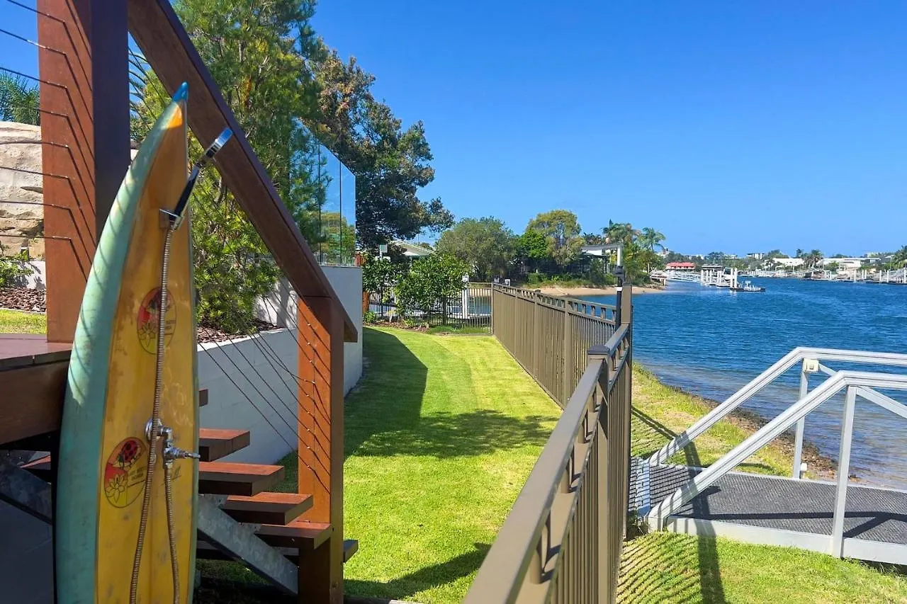 4 Bedroom With Large Water Frontage And Pool, Reverse Air Conditioning Maroochydore
