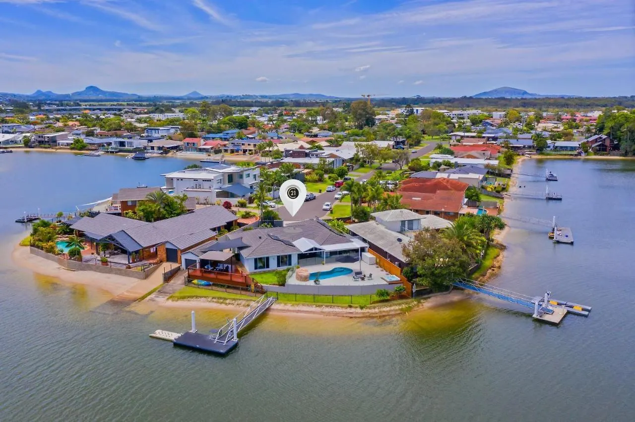 Holiday home 4 Bedroom With Large Water Frontage And Pool, Reverse Air Conditioning Maroochydore