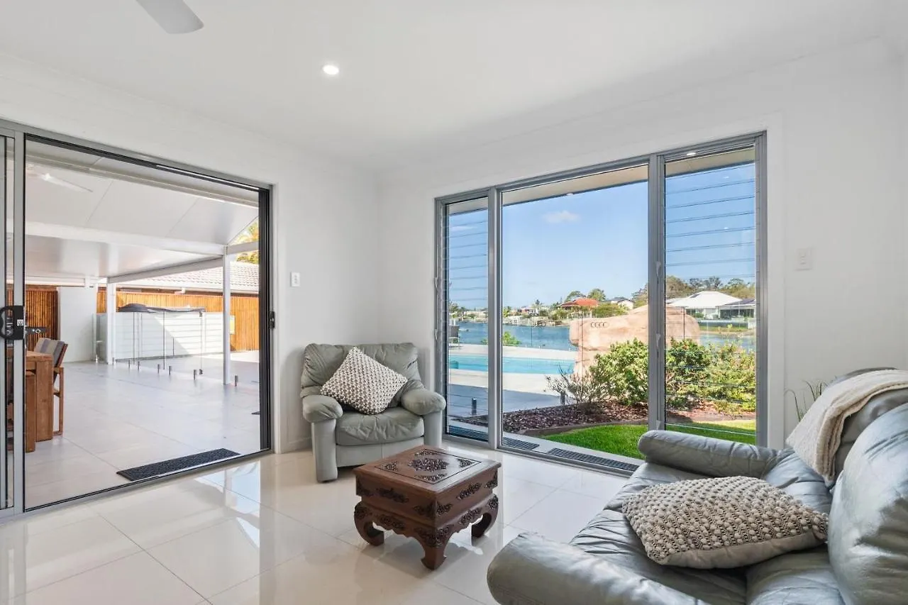 4 Bedroom With Large Water Frontage And Pool, Reverse Air Conditioning Maroochydore