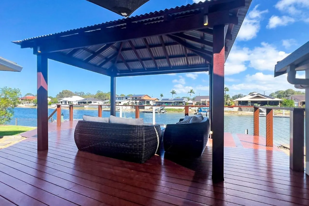 Holiday home 4 Bedroom With Large Water Frontage And Pool, Reverse Air Conditioning Maroochydore