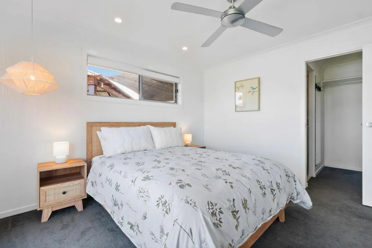 4 Bedroom With Large Water Frontage And Pool, Reverse Air Conditioning Maroochydore
