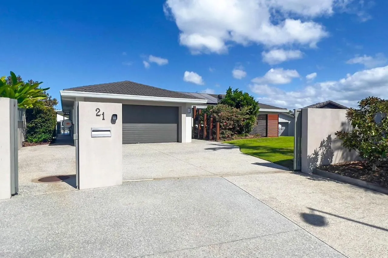 Holiday home 4 Bedroom With Large Water Frontage And Pool, Reverse Air Conditioning Maroochydore