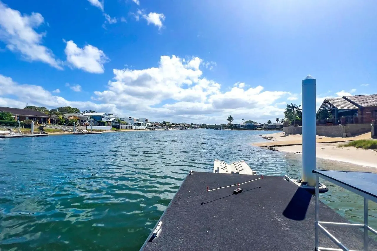 4 Bedroom With Large Water Frontage And Pool, Reverse Air Conditioning Maroochydore Australia
